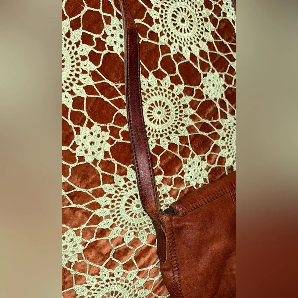 🍀 Lucky Brand Adjustable Leather Crossbody Bag - Picture 4 of 11